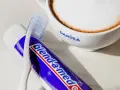 Kawa z pianką i pastą do zębów Blend-a-med. Pytanie brzmi: jaka kawa nie barwi zębów?