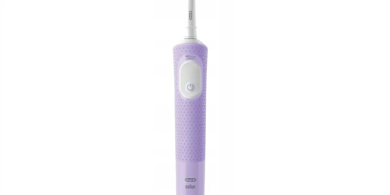 Fioletowa szczoteczka elektryczna Oral-B Pro Vitality z ładowarką. Zapewnia energię i witalność dla Twojego uśmiechu.