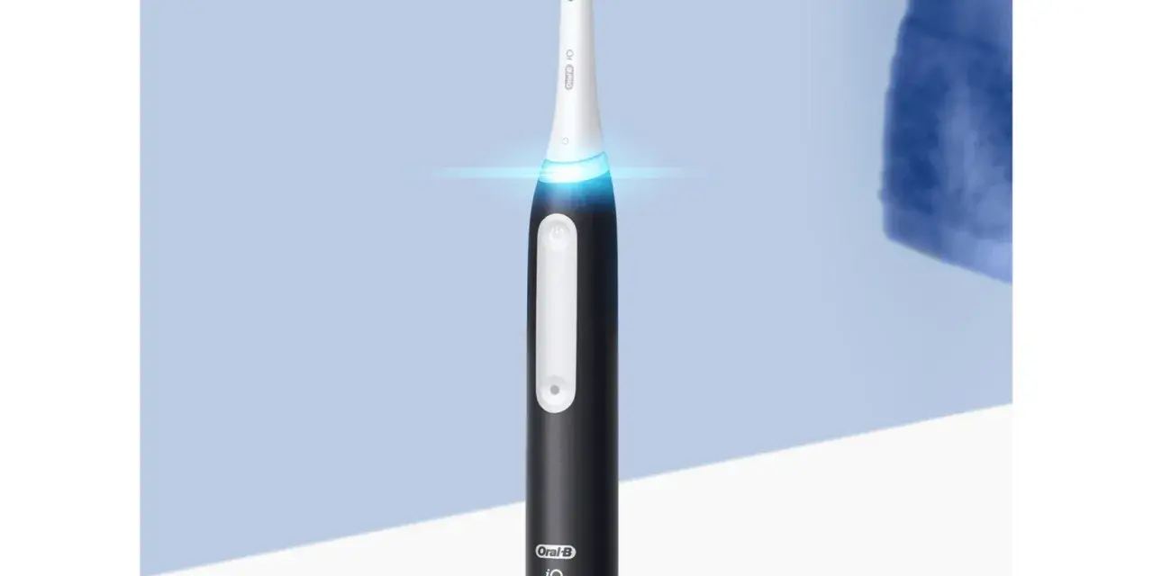 Czarna szczoteczka Oral-B iO 3 z niebieskim podświetleniem, gotowa do codziennej higieny jamy ustnej.