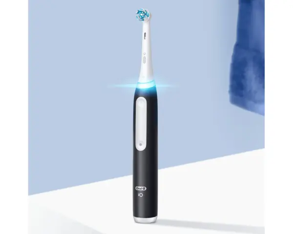 Czarna szczoteczka Oral-B iO 3 z niebieskim podświetleniem, gotowa do codziennej higieny jamy ustnej.