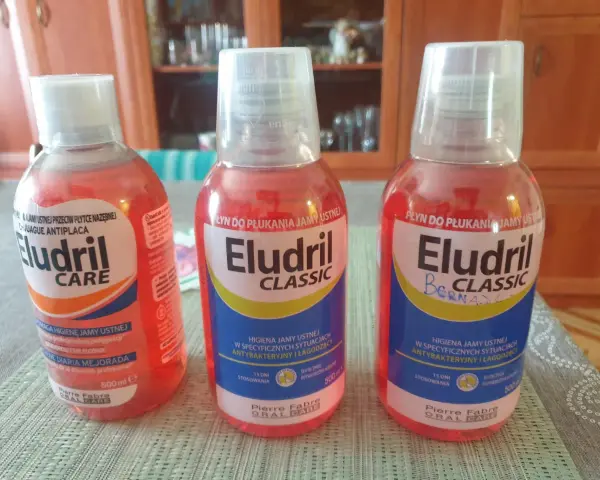 Trzy butelki płynu do płukania jamy ustnej Eludril: wersja Care, Classic i Classic z dopiskiem. Różne rodzaje Eludril do higieny jamy ustnej.